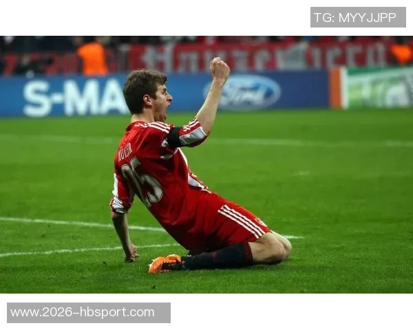 美国演员甜茶佩戴拜仁手套引热议拜仁官推称赞查拉梅懂球